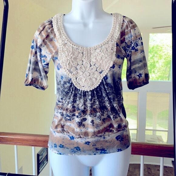 ❤️ ANNABELLE Rosette Front Floral Top Size S ❤️ - Picture 1 of 8